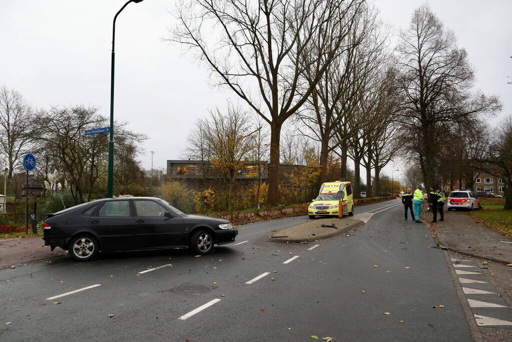 Politieauto in botsing met personenauto