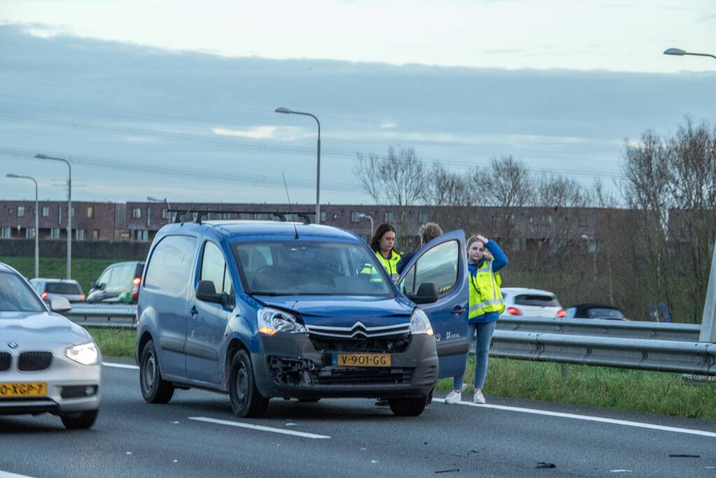 Bestelbus knalt op voorganger