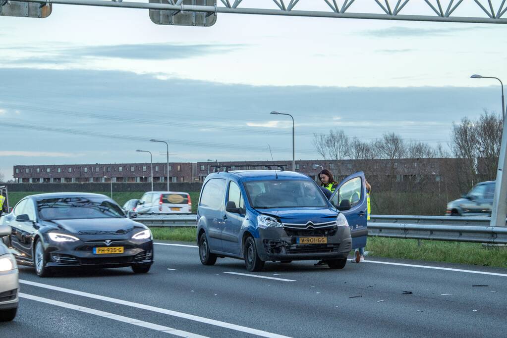 Bestelbus knalt op voorganger