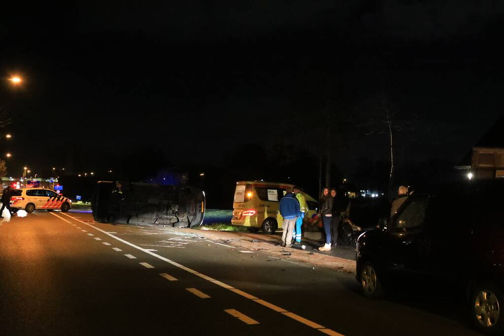 Bestelbus belandt op zijkant na aanrijding
