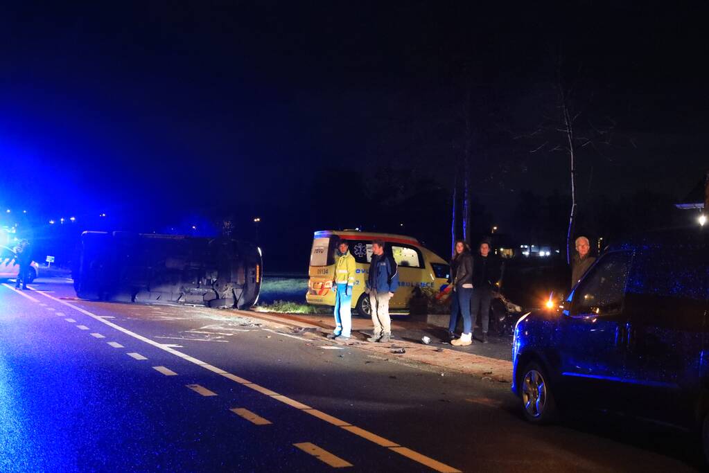 Bestelbus belandt op zijkant na aanrijding