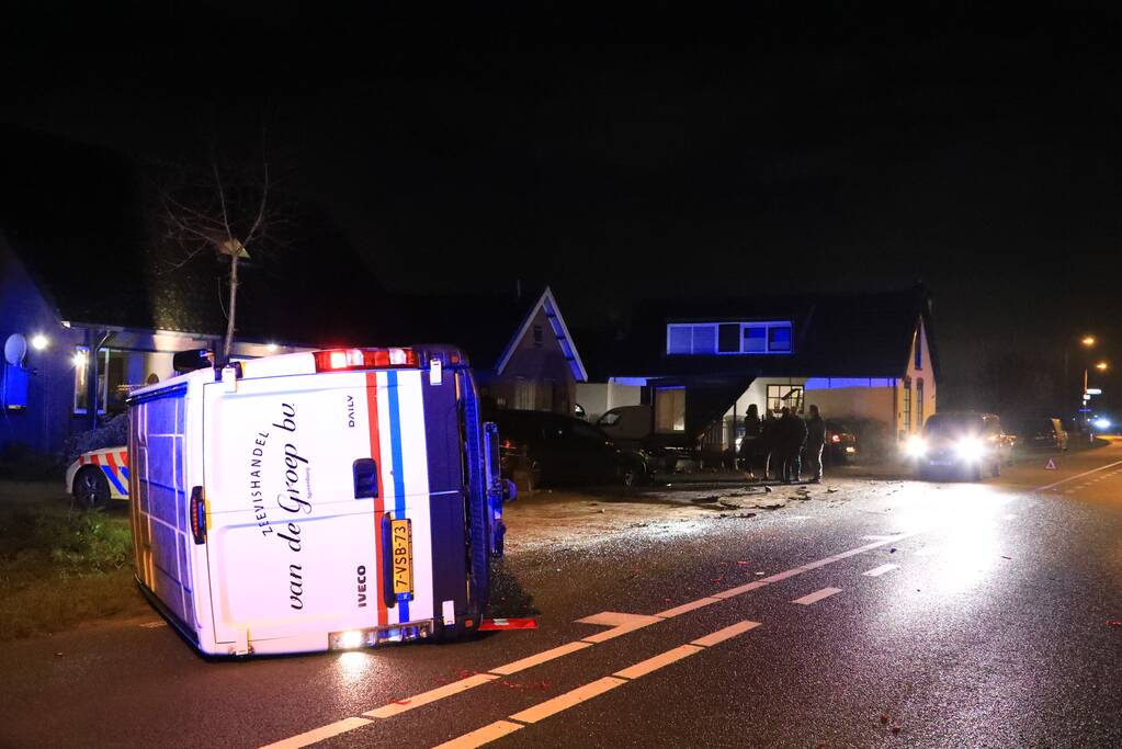 Bestelbus belandt op zijkant na aanrijding