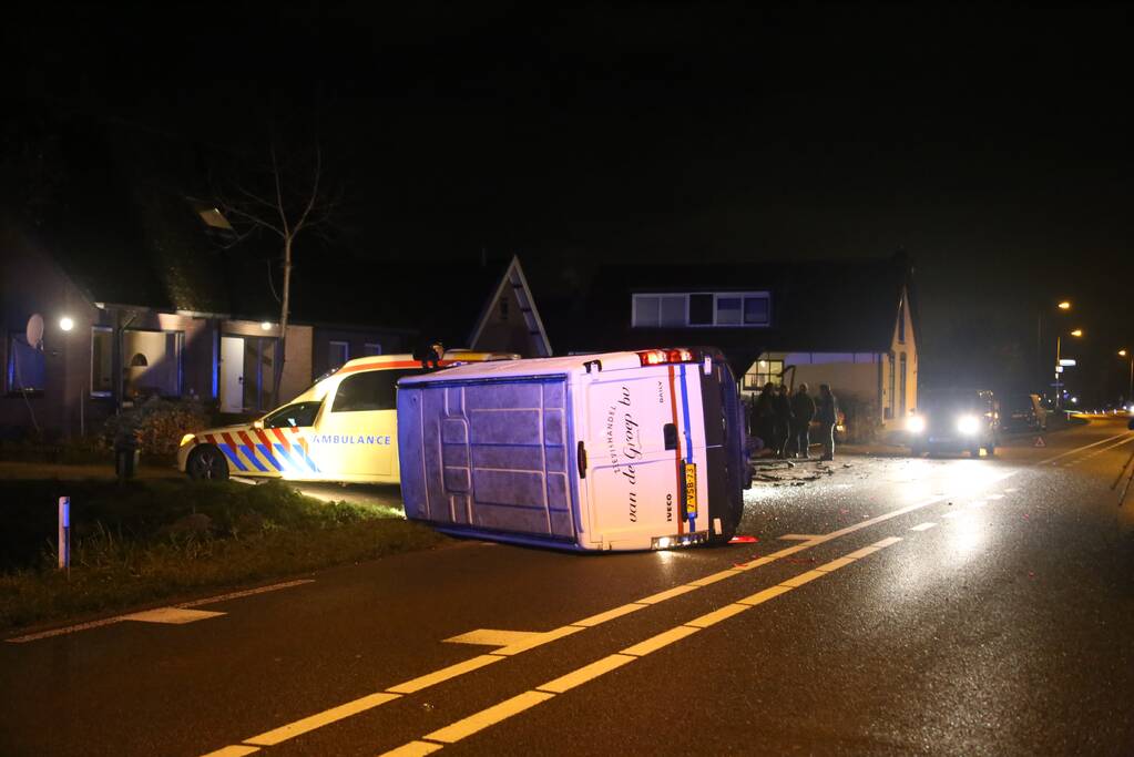 Bestelbus belandt op zijkant na aanrijding