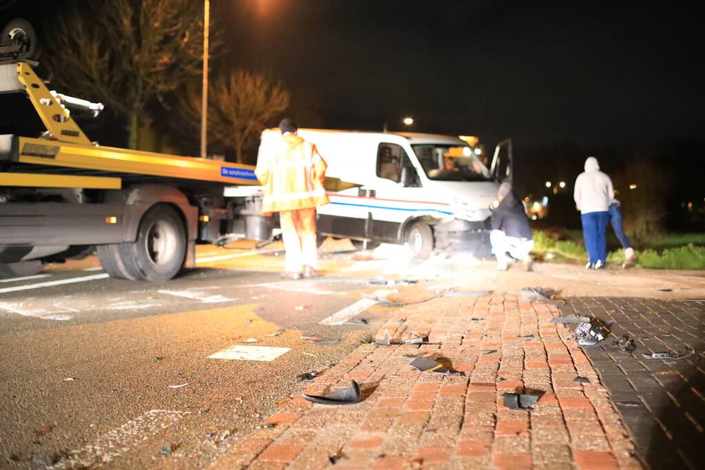Bestelbus belandt op zijkant na aanrijding