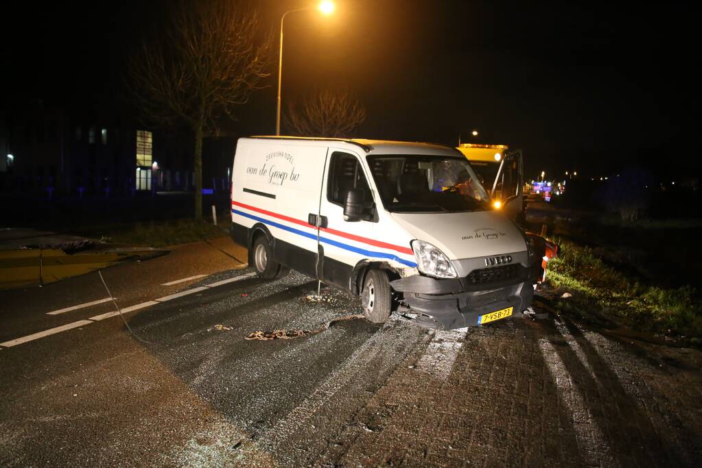 Bestelbus belandt op zijkant na aanrijding