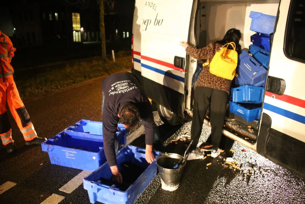 Bestelbus belandt op zijkant na aanrijding
