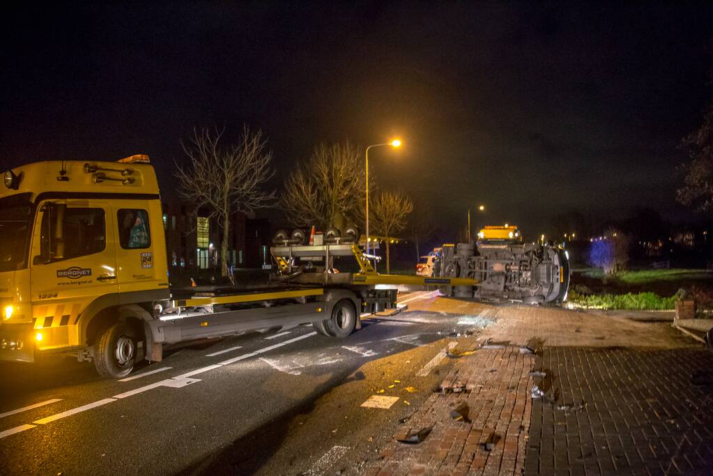 Bestelbus belandt op zijkant na aanrijding
