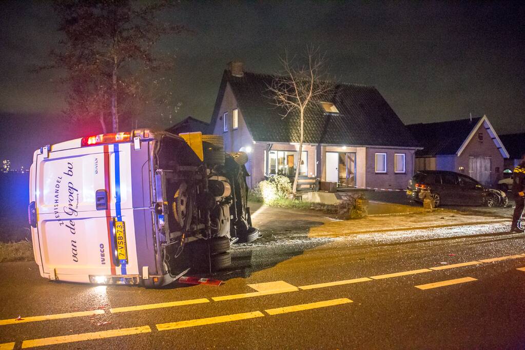 Bestelbus belandt op zijkant na aanrijding