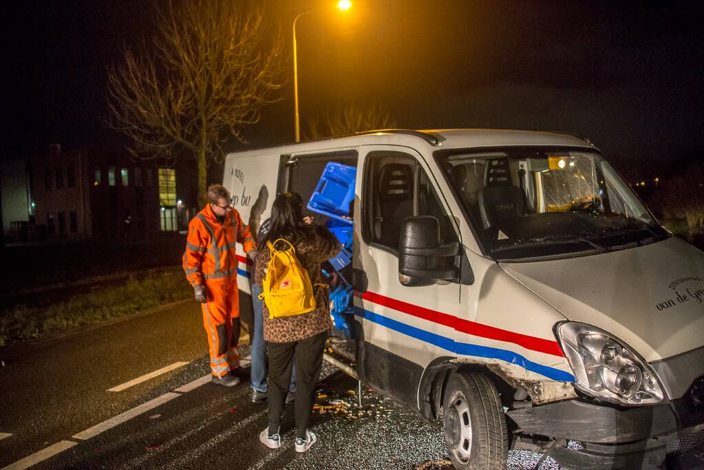 Bestelbus belandt op zijkant na aanrijding