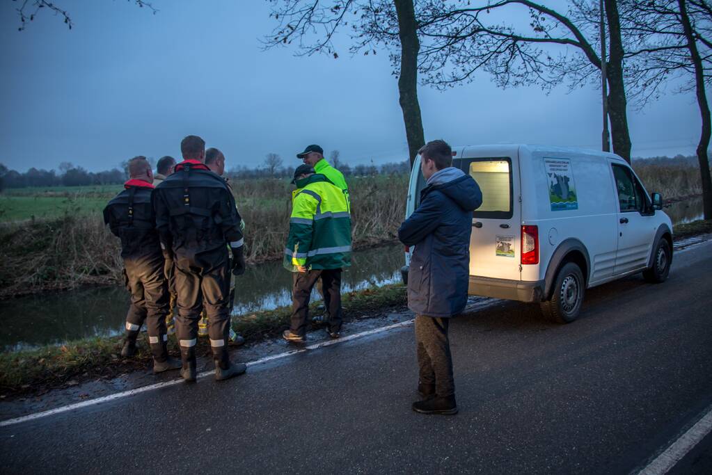 Brandweer en Dierenzorg Eemland redden gewonde zwaan