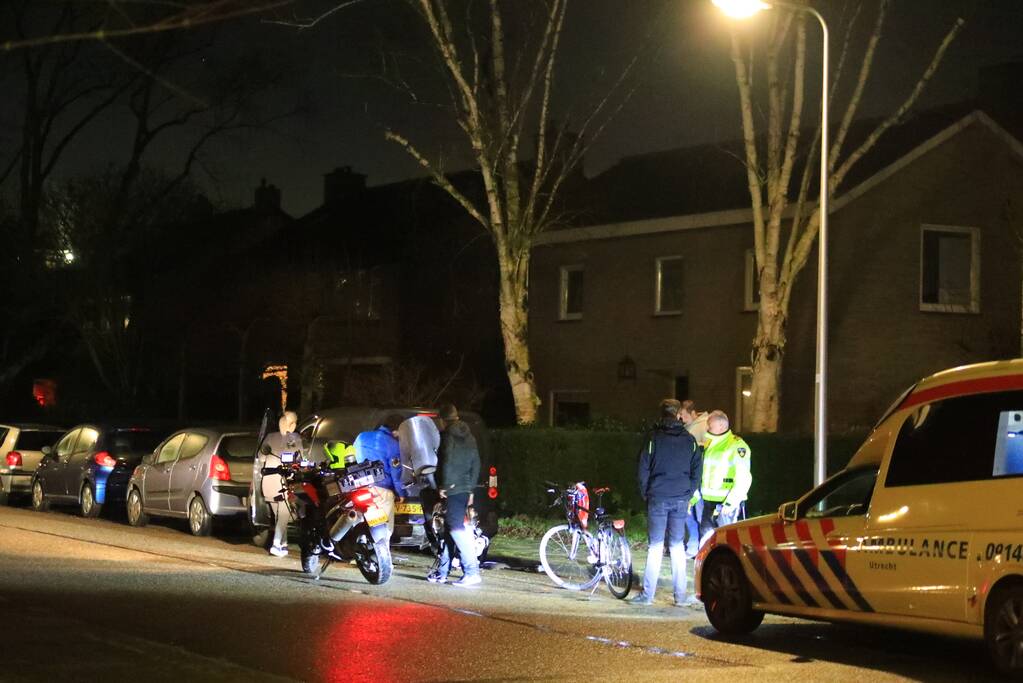 Appende scooterrijder knalt tegen geparkeerde bestelbus