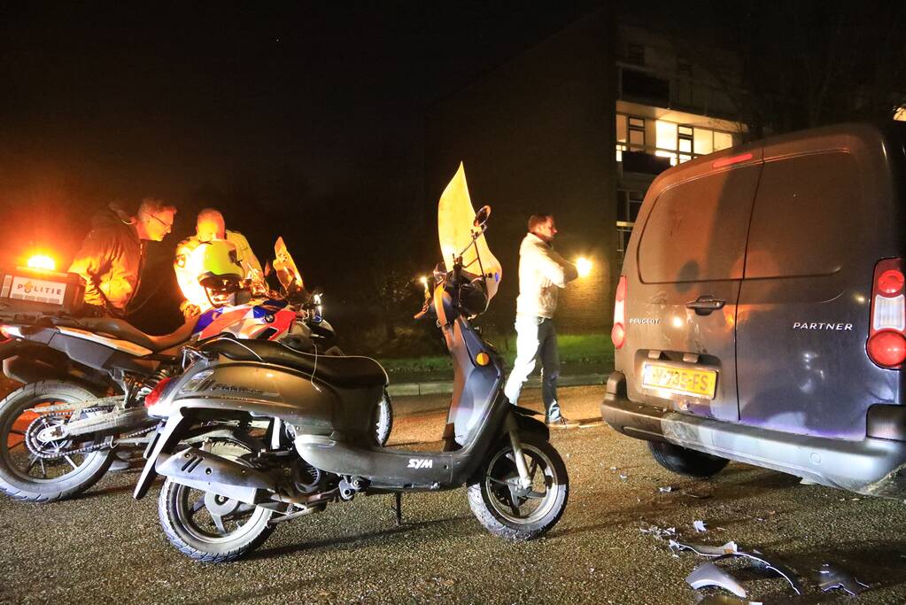 Appende scooterrijder knalt tegen geparkeerde bestelbus