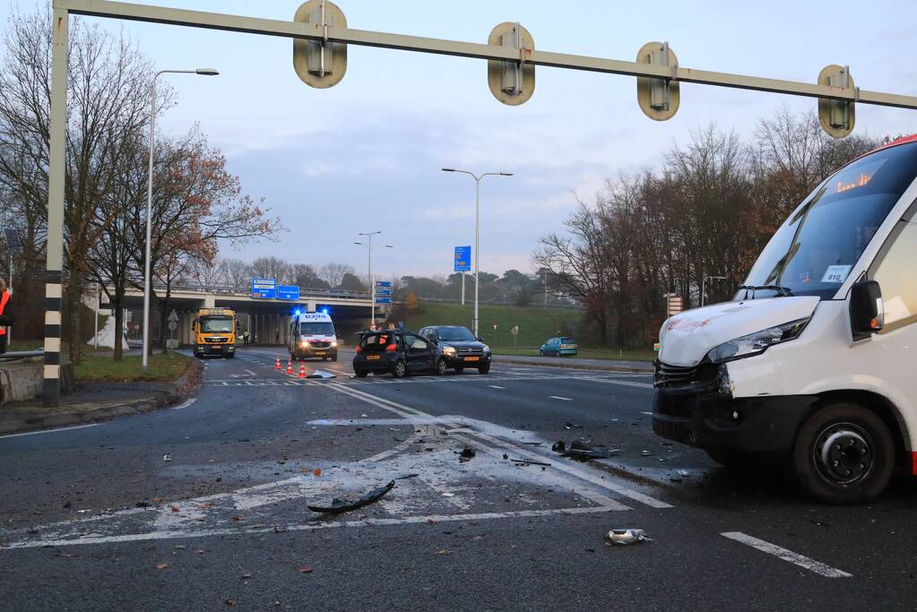 Bestuurder ernstig gewond bij aanrijding met stadsbus