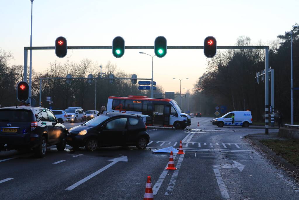 Bestuurder ernstig gewond bij aanrijding met stadsbus