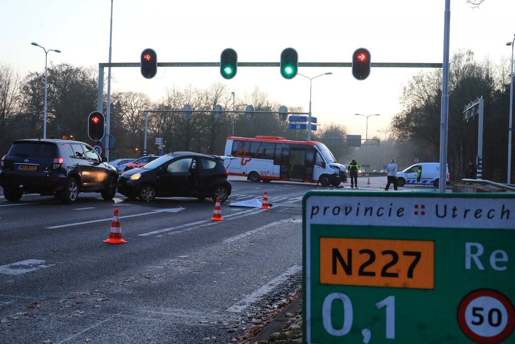 Bestuurder ernstig gewond bij aanrijding met stadsbus