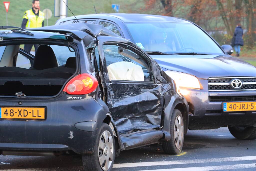 Bestuurder ernstig gewond bij aanrijding met stadsbus
