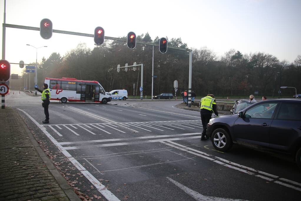 Bestuurder ernstig gewond bij aanrijding met stadsbus
