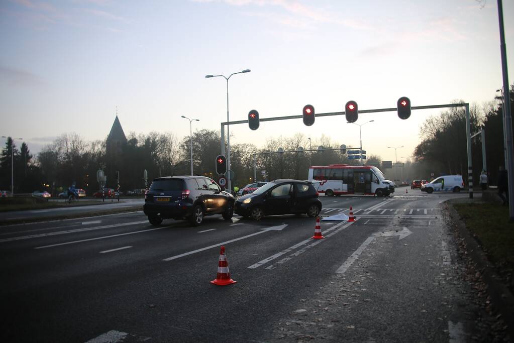 Bestuurder ernstig gewond bij aanrijding met stadsbus