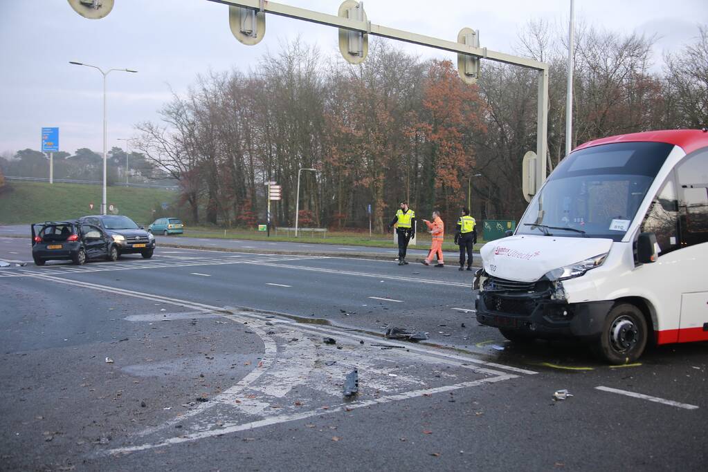 Bestuurder ernstig gewond bij aanrijding met stadsbus