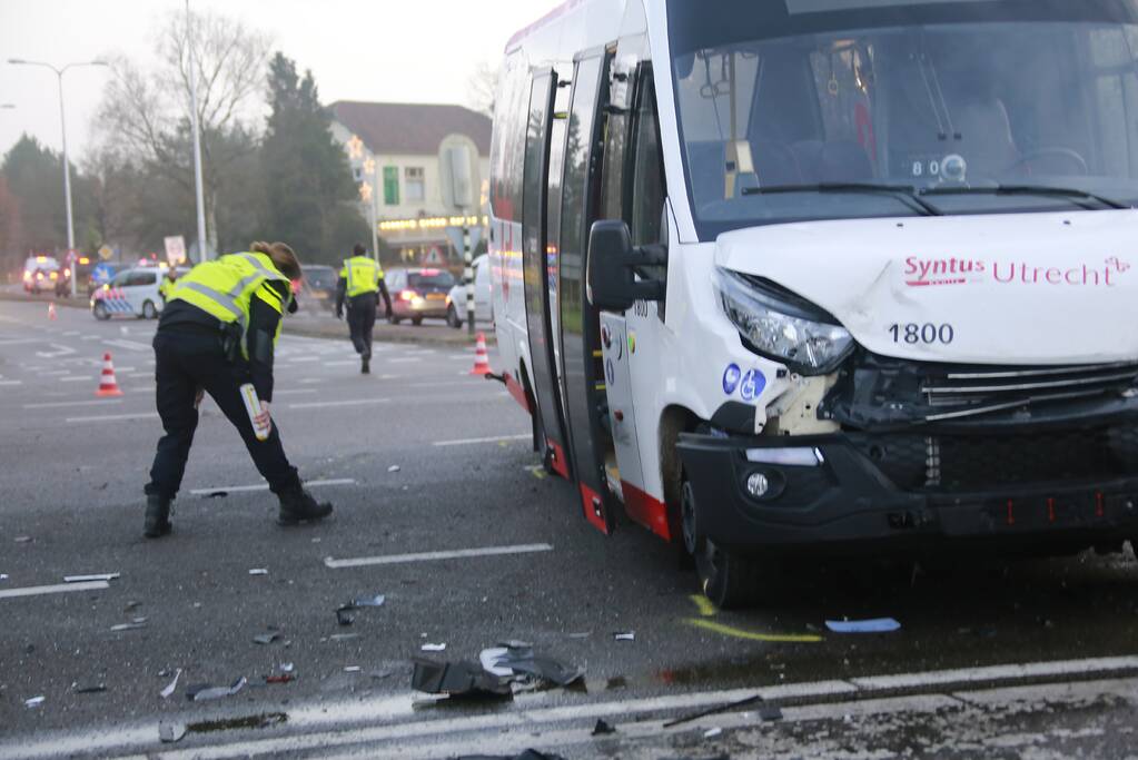 Bestuurder ernstig gewond bij aanrijding met stadsbus