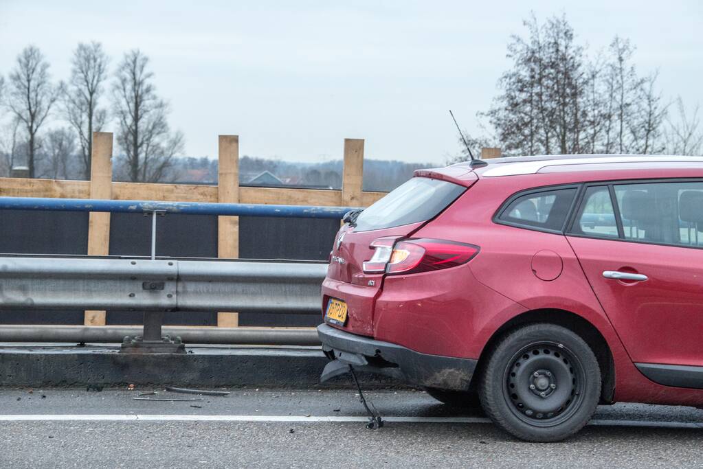 Drie voertuigen beschadigd bij kop-staartbotsing