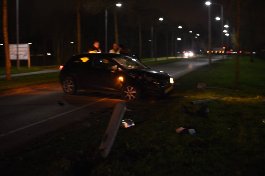 Auto rijdt lantaarnpaal uit de grond