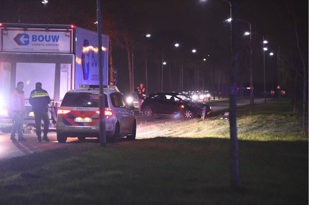 Auto rijdt lantaarnpaal uit de grond