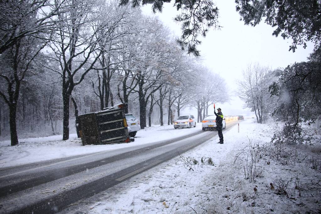 Auto met paardentrailer crasht
