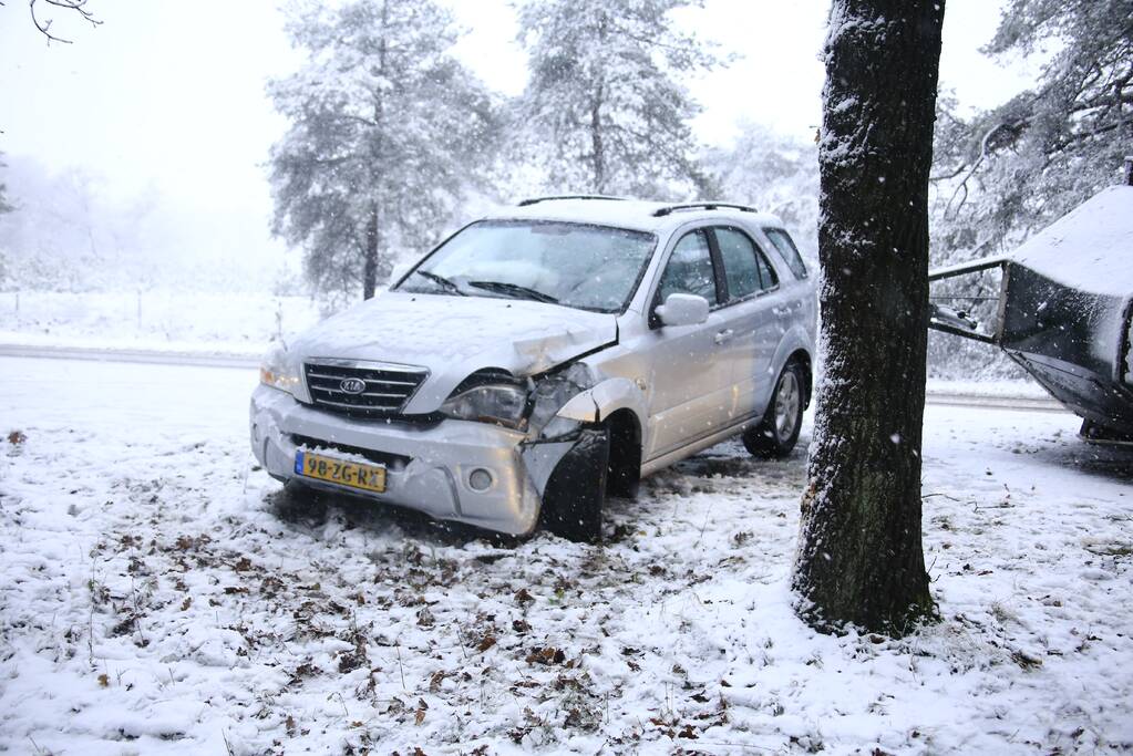 Auto met paardentrailer crasht