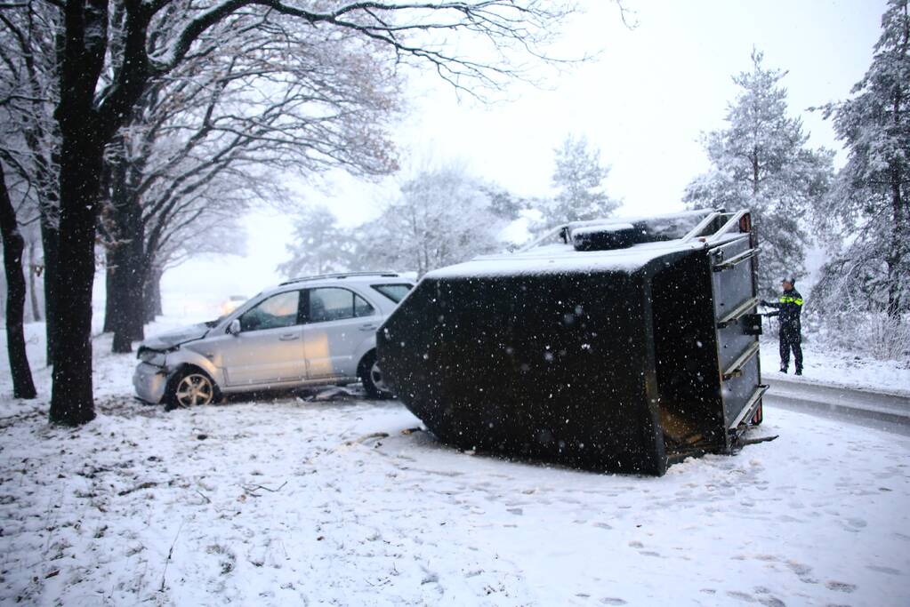 Auto met paardentrailer crasht