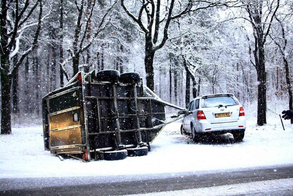 Auto met paardentrailer crasht
