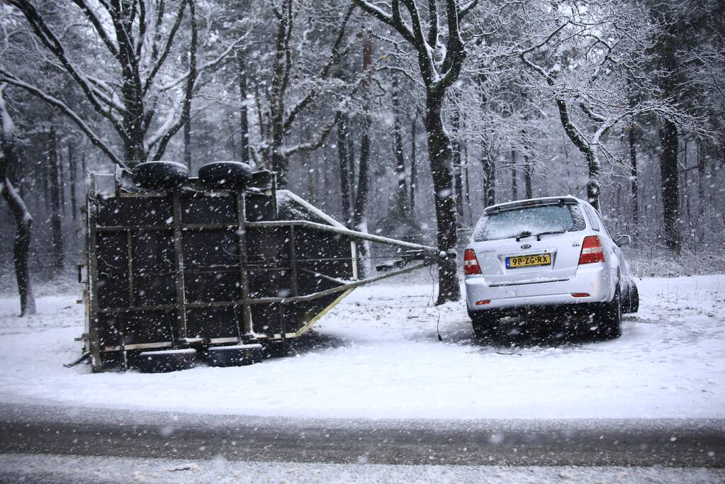 Auto met paardentrailer crasht