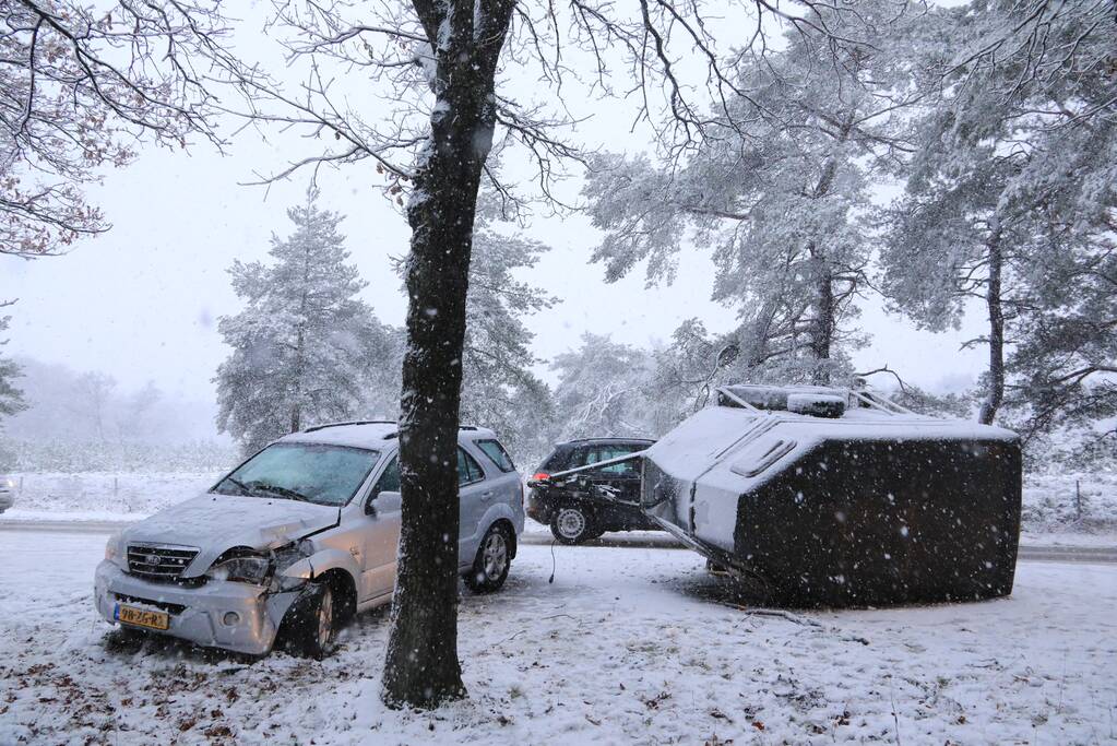 Auto met paardentrailer crasht