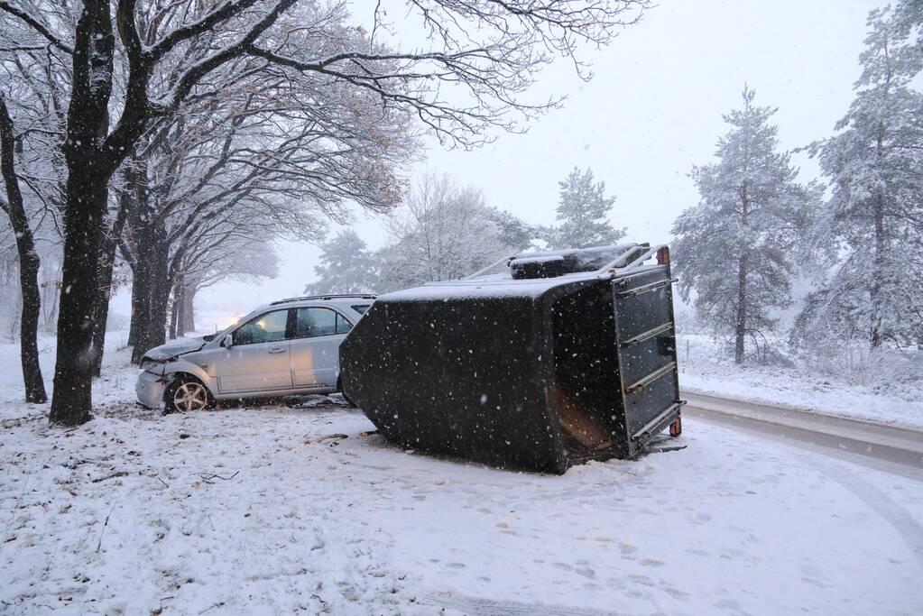 Auto met paardentrailer crasht
