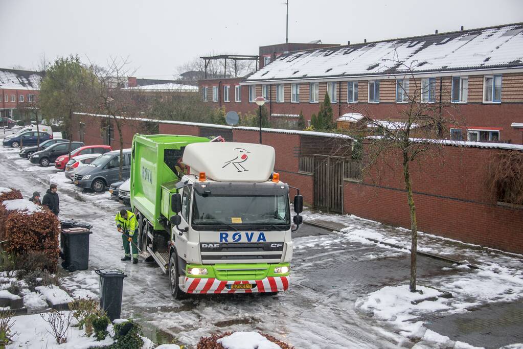 Vuilniswagen vast op spekglad wegdek