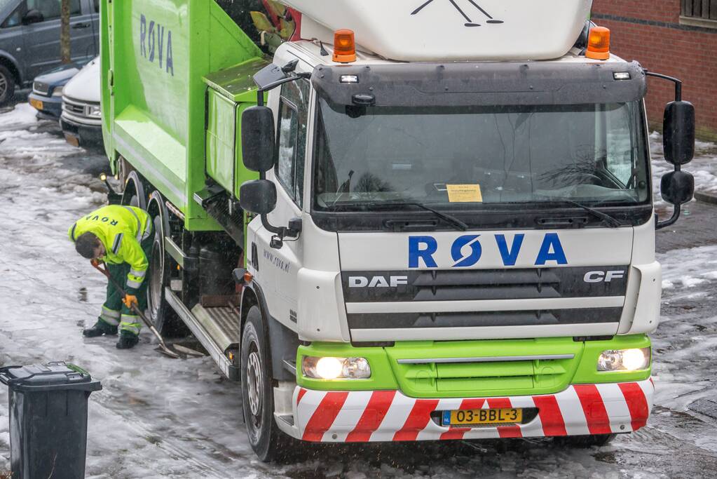 Vuilniswagen vast op spekglad wegdek
