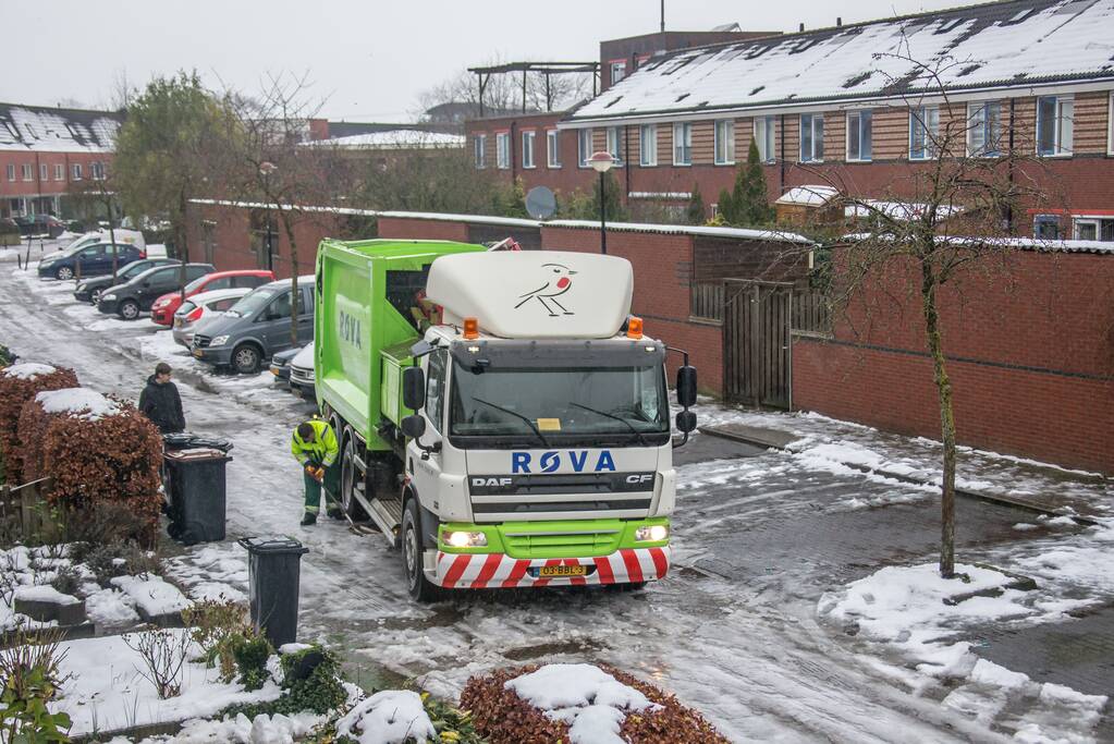 Vuilniswagen vast op spekglad wegdek