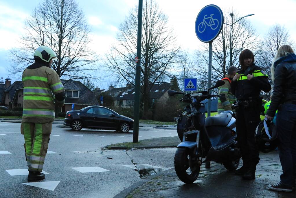 Brommerrijder aangereden door bestelbus