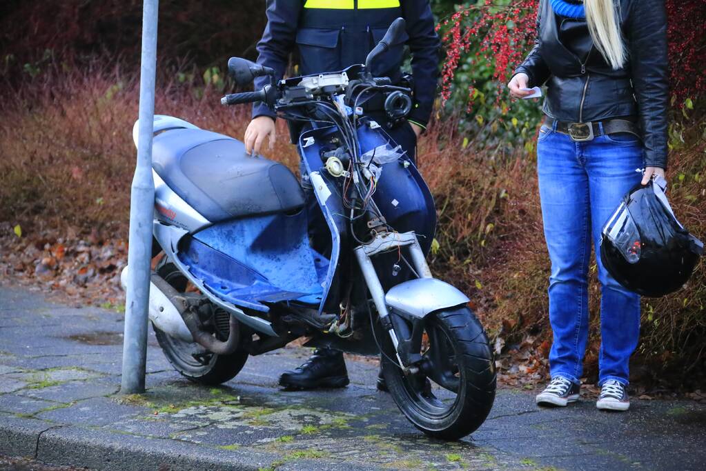 Brommerrijder aangereden door bestelbus