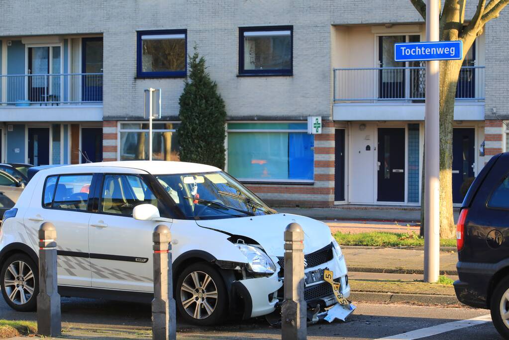 Flinke schade na kop-staartbotsing bij spoorwegovergang