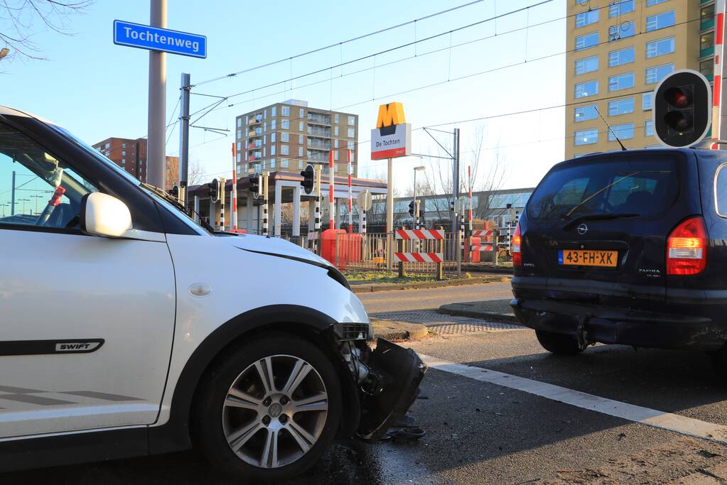 Flinke schade na kop-staartbotsing bij spoorwegovergang