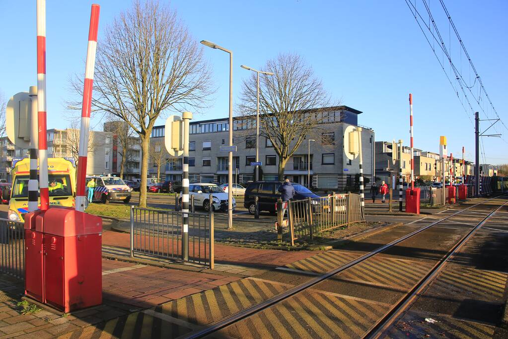 Flinke schade na kop-staartbotsing bij spoorwegovergang