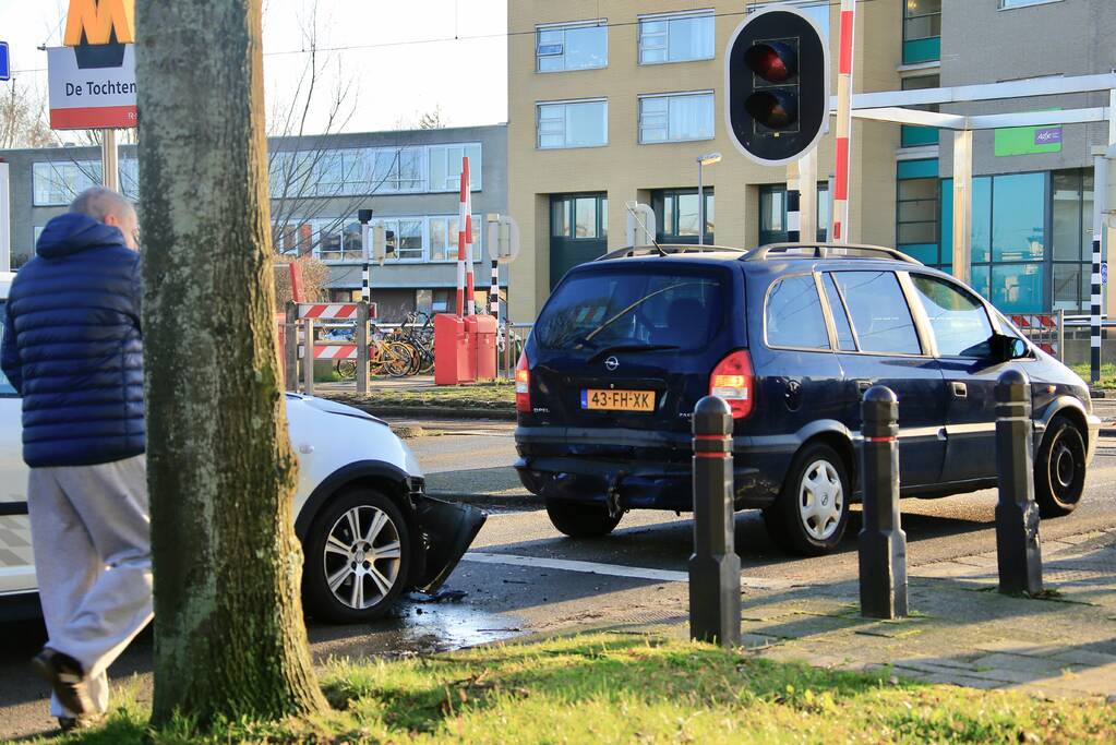 Flinke schade na kop-staartbotsing bij spoorwegovergang