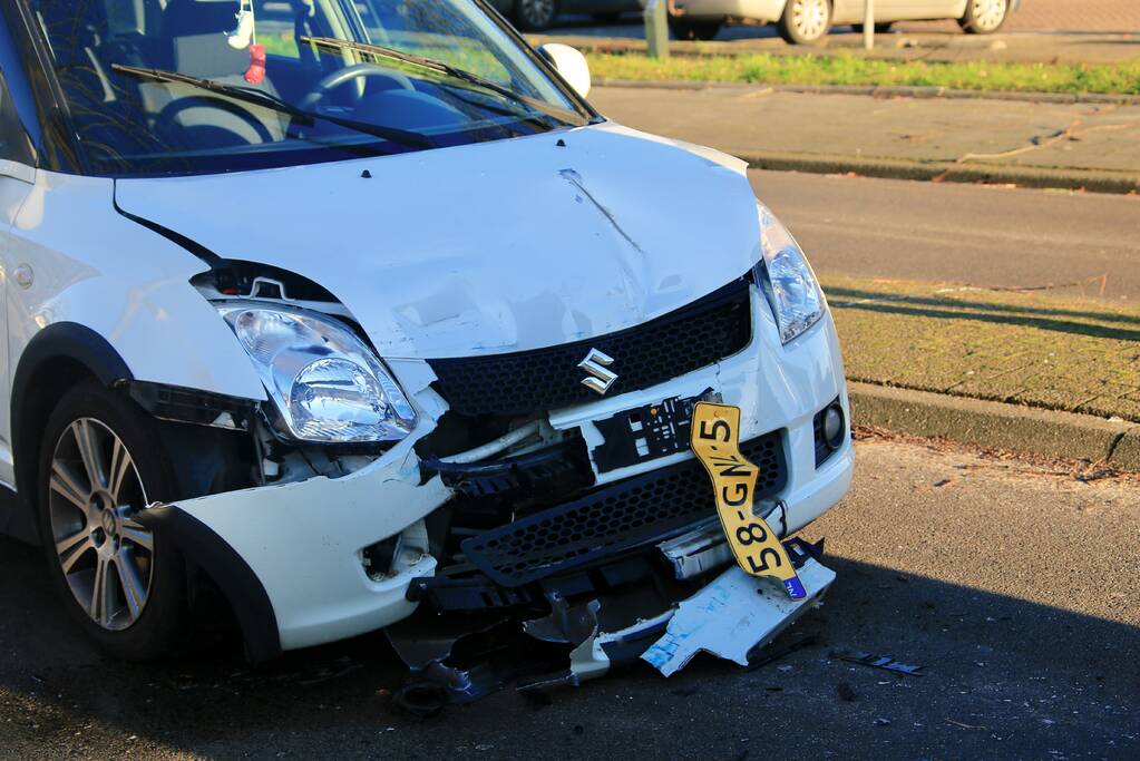 Flinke schade na kop-staartbotsing bij spoorwegovergang