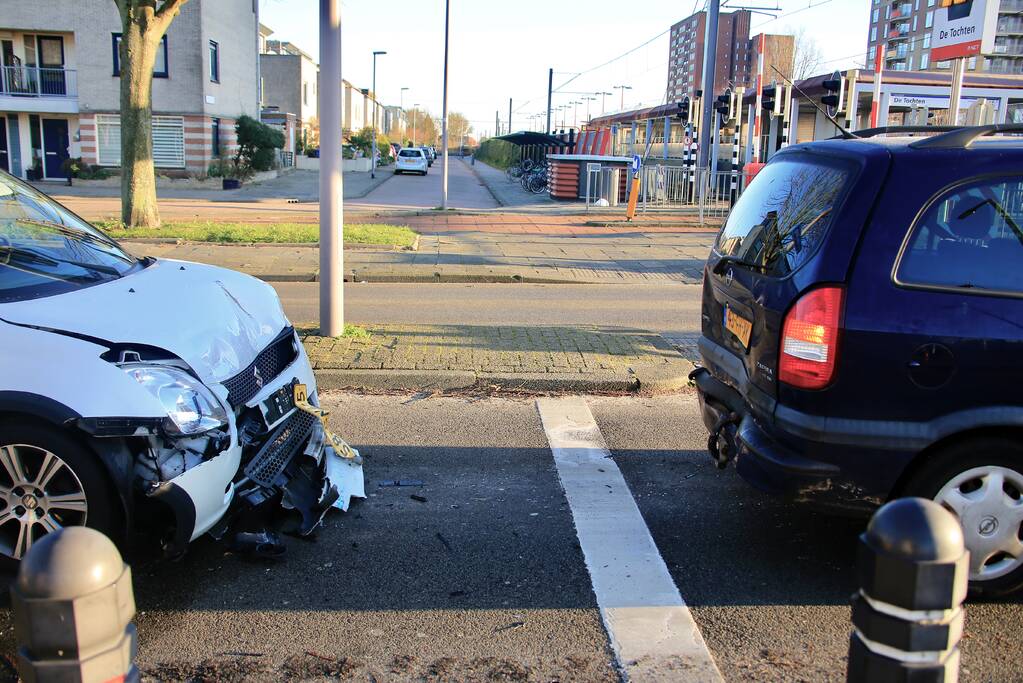 Flinke schade na kop-staartbotsing bij spoorwegovergang