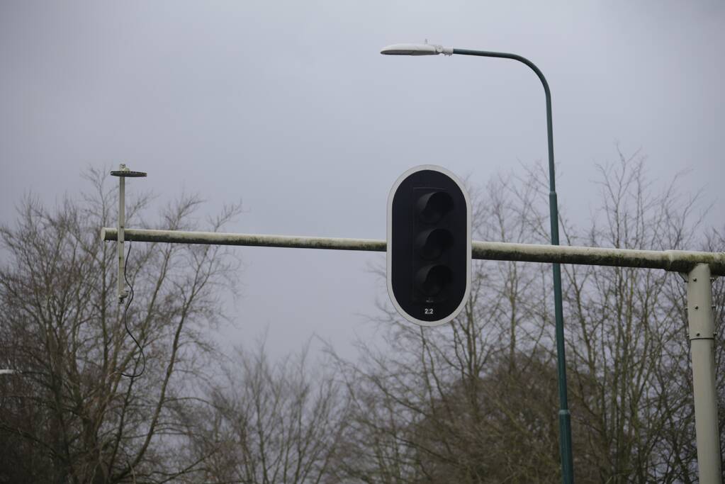 Weg en fietspad verspert door omgewaaide boom