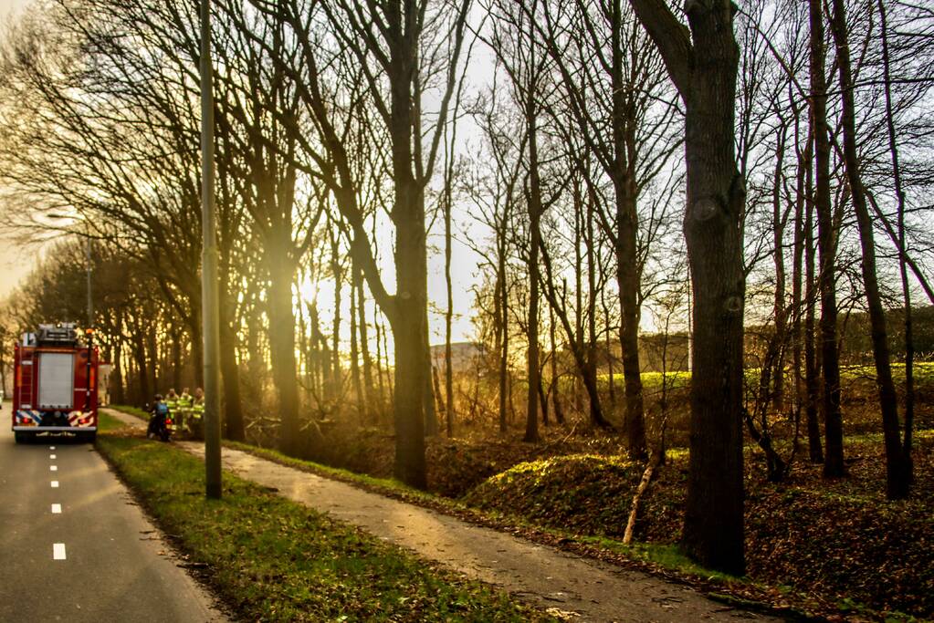 Fietspad verspert door omgewaaide boom