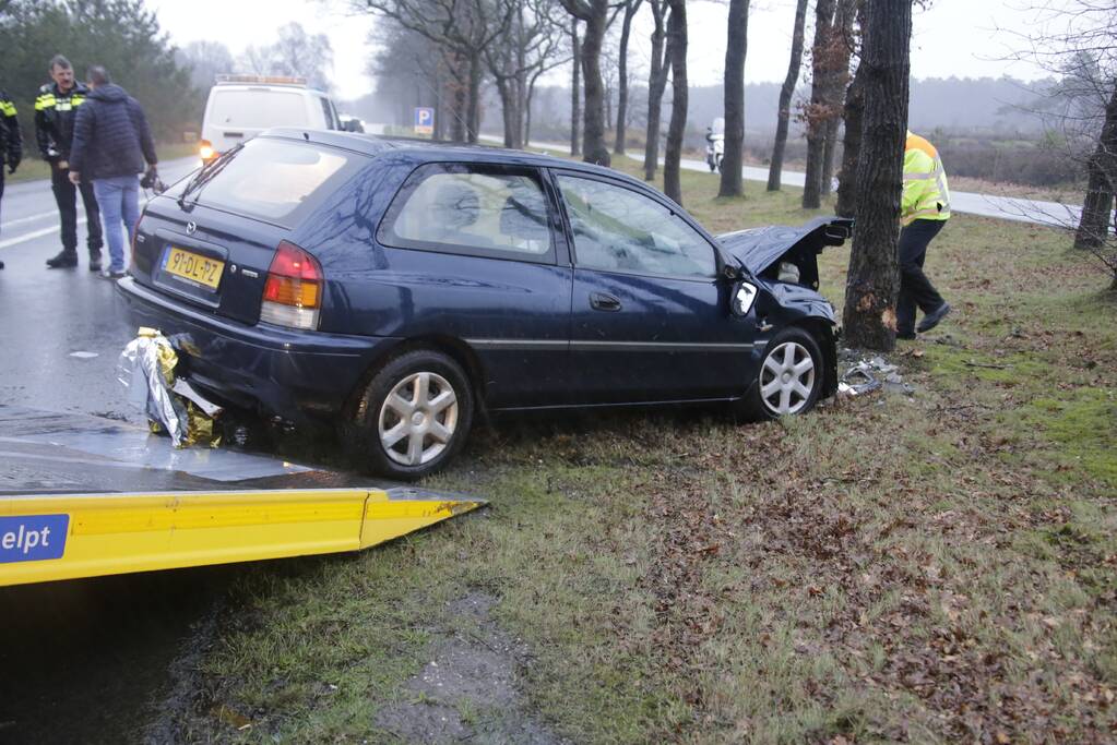 Persoon gewond na botsing tegen boom