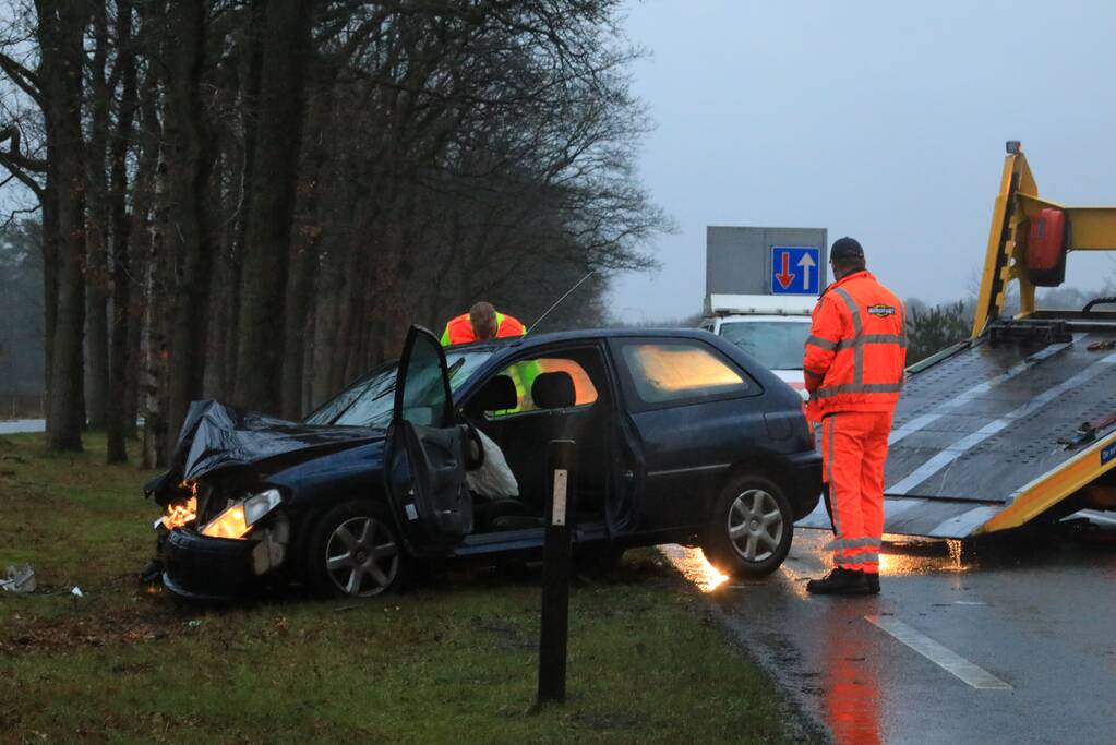 Persoon gewond na botsing tegen boom