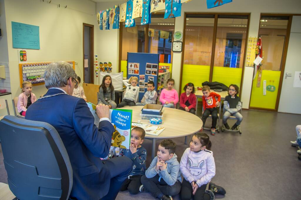 Kleuters luisteren ademloos naar burgemeester Bolsius
